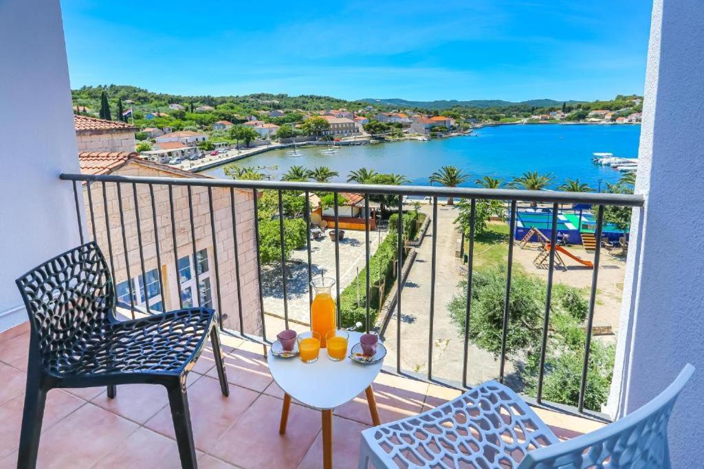 Hotel Лумбарда Екстериор снимка
