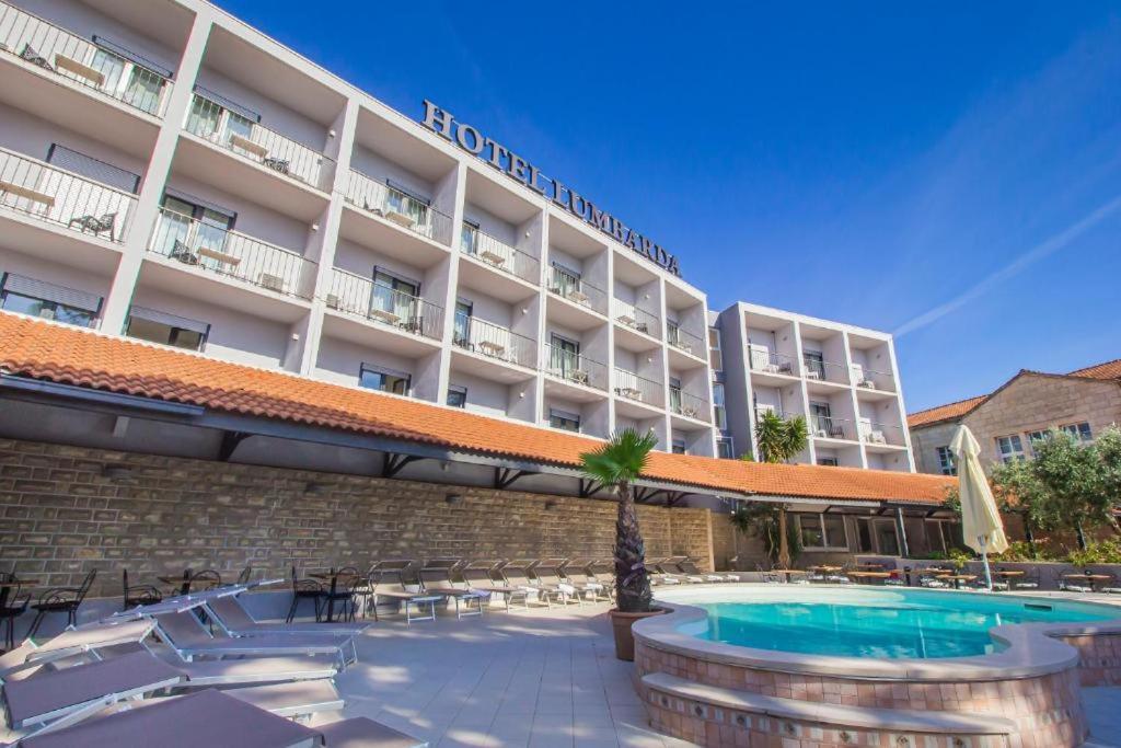 Hotel Лумбарда Екстериор снимка
